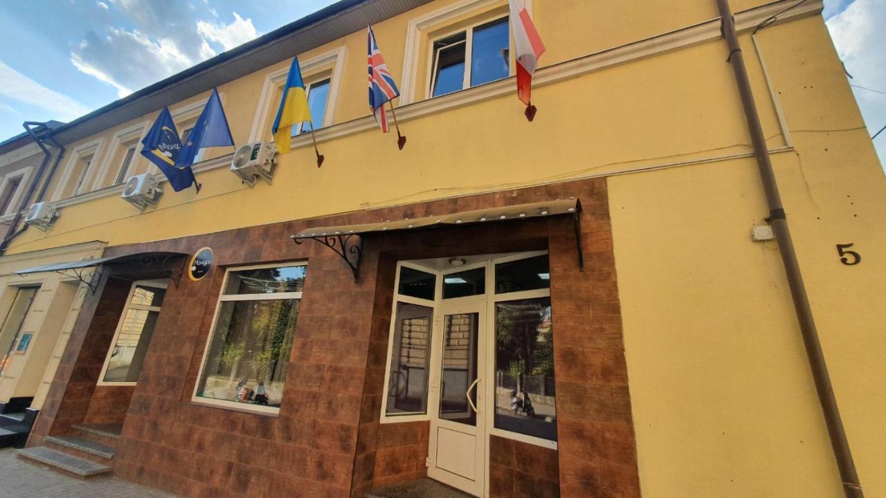 Мандри Хостел Uzhhorod Bagian luar foto