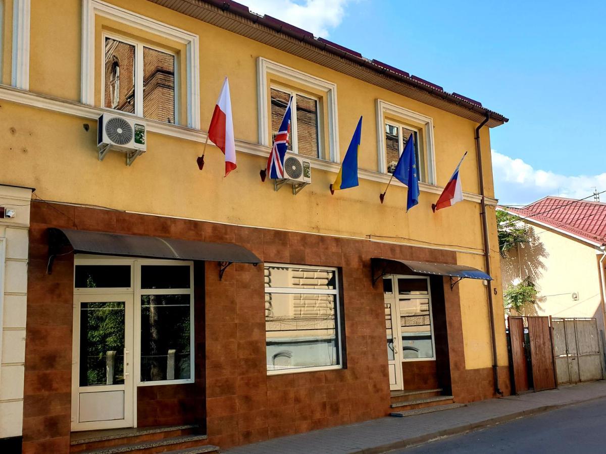 Мандри Хостел Uzhhorod Bagian luar foto